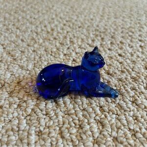 Vintage 1986 Franklin Mint Curio Cobalt Blue Crystal Glass Cat Figurine